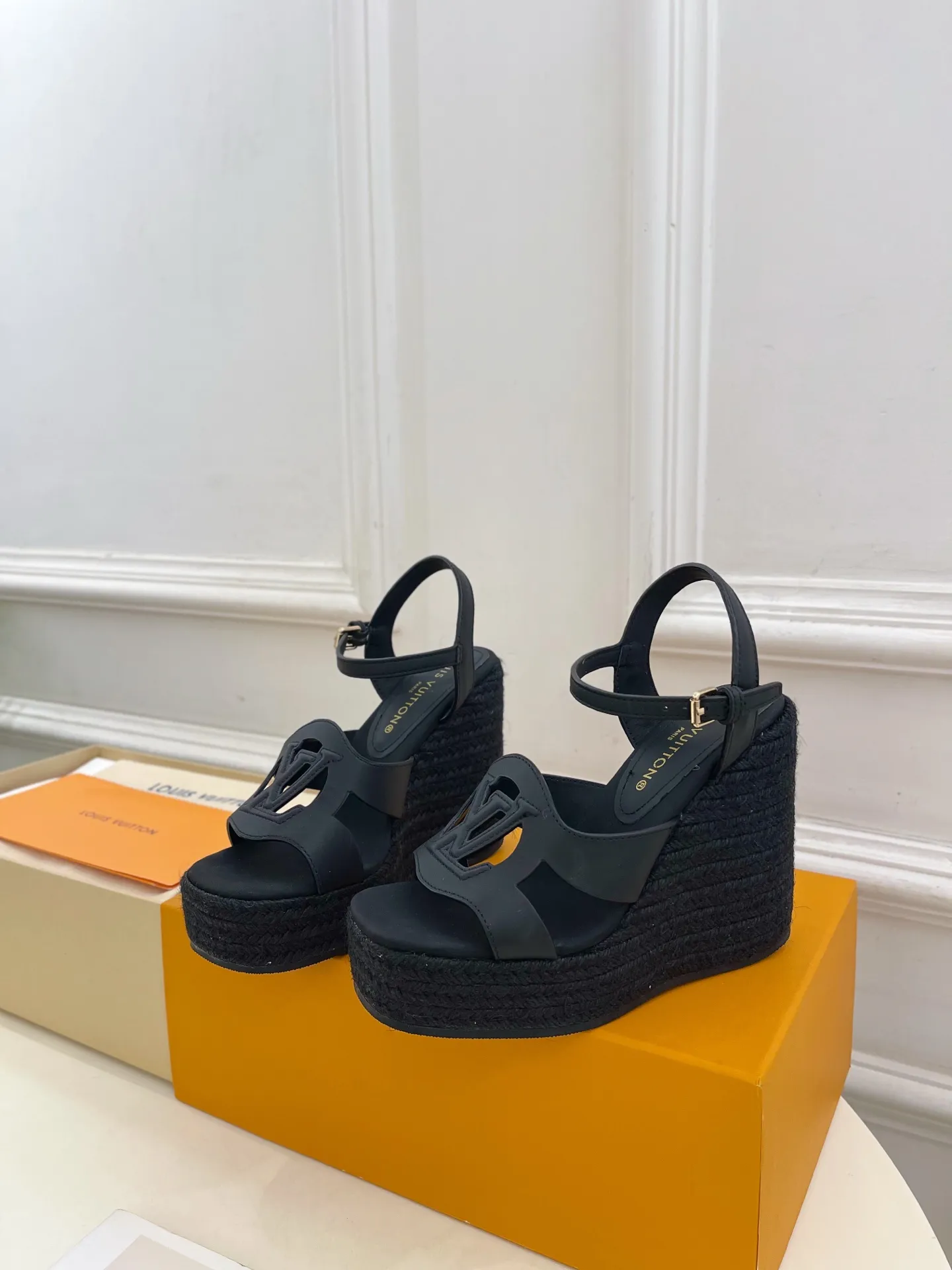 👟👟Ex-factory price 640👟👟 LV | Louis Vuitton 25𝐬𝐬 🧡💚2025 spring and summer new style top version‼ ️The original version is the same. The counter focuses on the latest LV ISOLA hollow hemp rope wedge sandals. New hard goods. ❥BS purchasing level! Full of high-end feel! A popular model among bloggers at home and abroad, it’s retro and fashionable and looks amazing on your feet! Mainly recommended model on the official website★ ━━━━━ ЅᏇєєt ━━━━━ ▪️Upper: original customized calfskin ▪️Lining: imported sheepskin ▪️Outsole: original molded outsole ▪️Heel height: 12cm, water platform 3.5cm ▪️Shoe size: 35-39 (40, 41 customized)